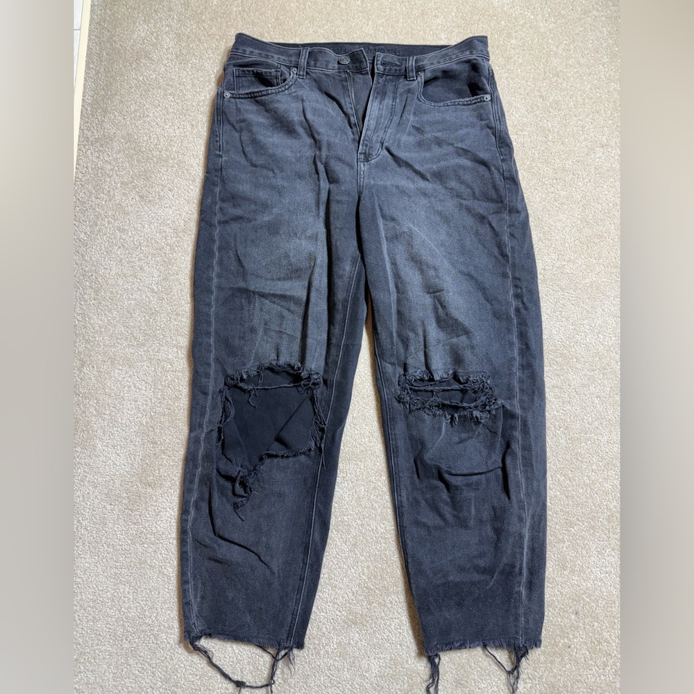 AMERICAN EAGLE Women's Relaxed Mom Jean Black Distressed High Waisted Size 6💛